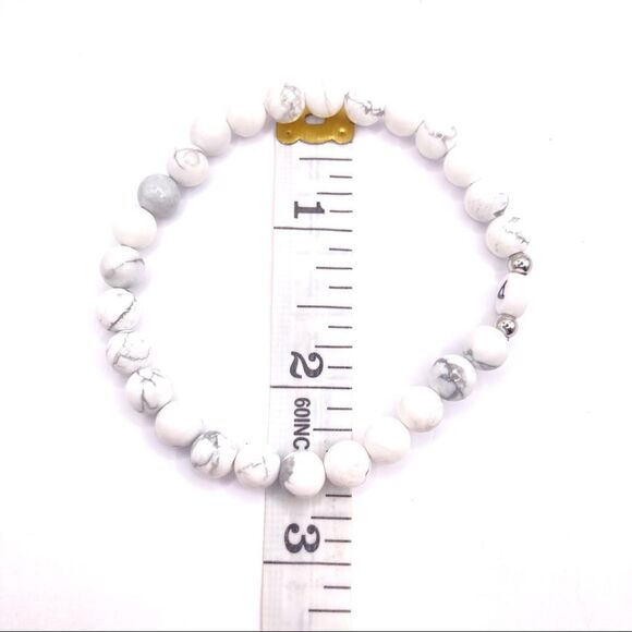 Initial A natural howlite stone stretch bracelet - Picture 3 of 5